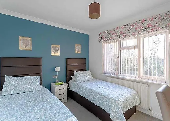 Apple House Wembley Twin Room Shared Bathroom