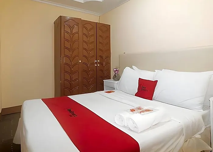 Reddoorz Premium @ The Grand Peninsula Suites