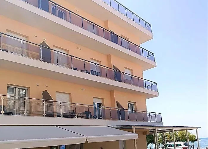 Navarino Luxe Suites With Sea View