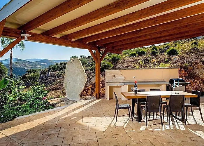 Villa In Sicily Near Guidaloca Bay