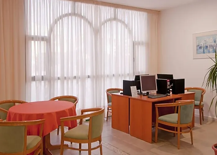 Alexandra Beach Hotel And Apartments