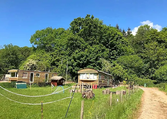 Shepherds Huts Ham Hill, 2 Double Beds, Bathroom, Lounge, Diner, Kitchen, Love Dogs & Cats Looking Out To Lake And By Ham Hill Country Park Plus Parking For Large Vehicles Available Also Great Deals On Workers Long Term This Is The Place To Relax And