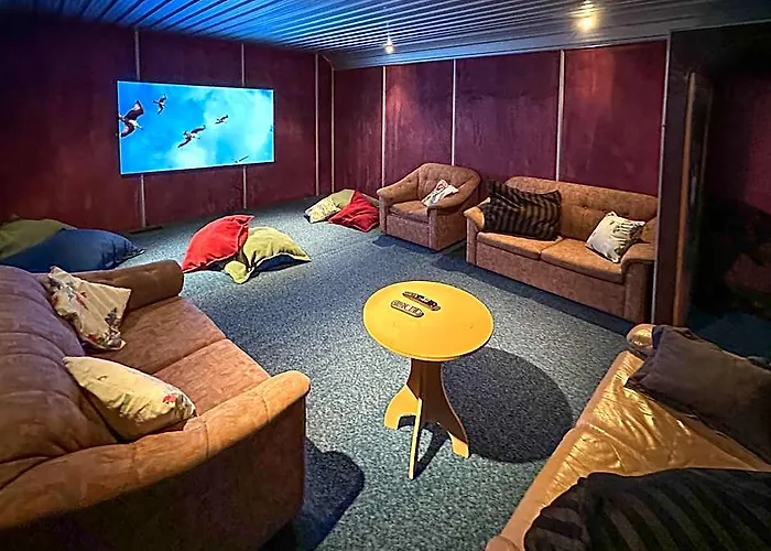 The Crossing Lodge And Backpackers