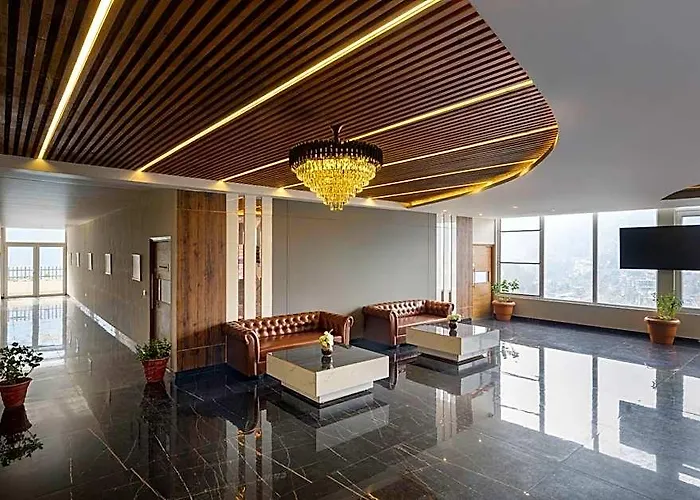 Spt Clarks Inn Suites, Mandi