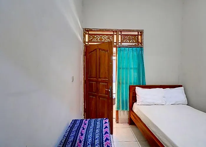 Oyo Life 92838 Kost Ibu Surya