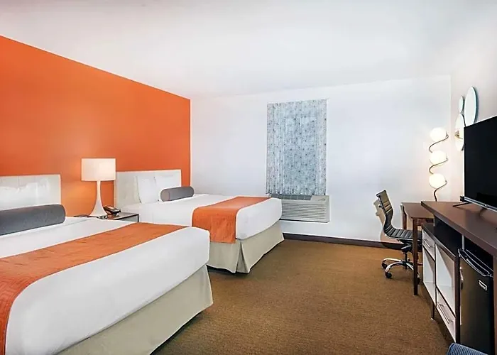 Howard Johnson By Wyndham Quincy