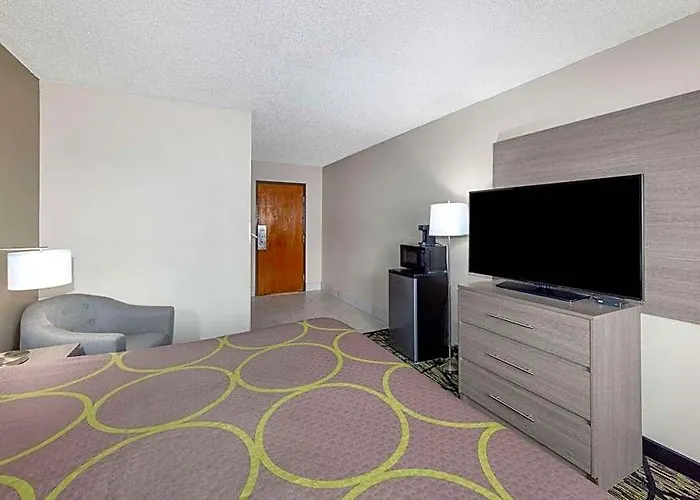 Super 8 By Wyndham Pratt