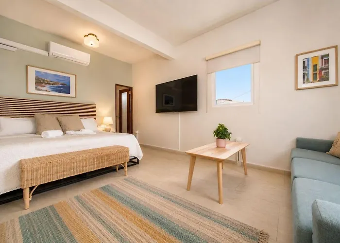 Room 16: Grand King Suite With Desk And Sofa Bed