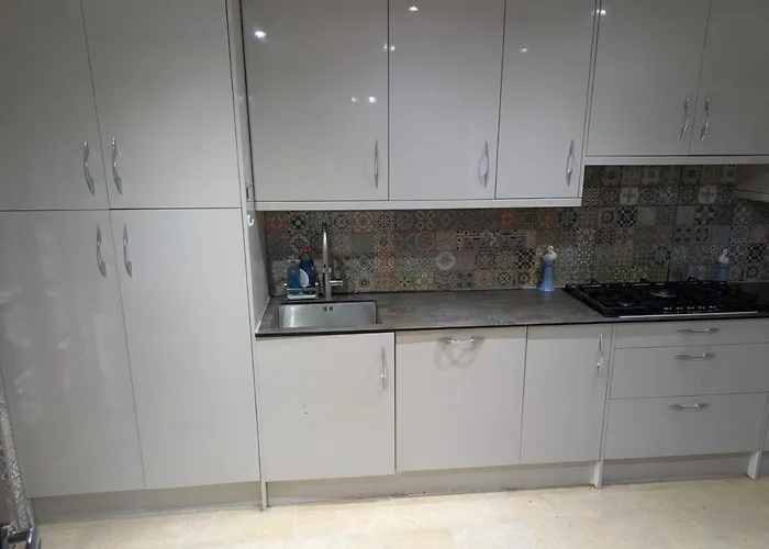 Large Central House Near Heathrow Airport & London With Parking