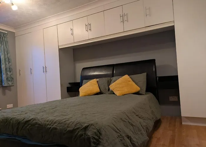 Large Central House Near Heathrow Airport & London With Parking