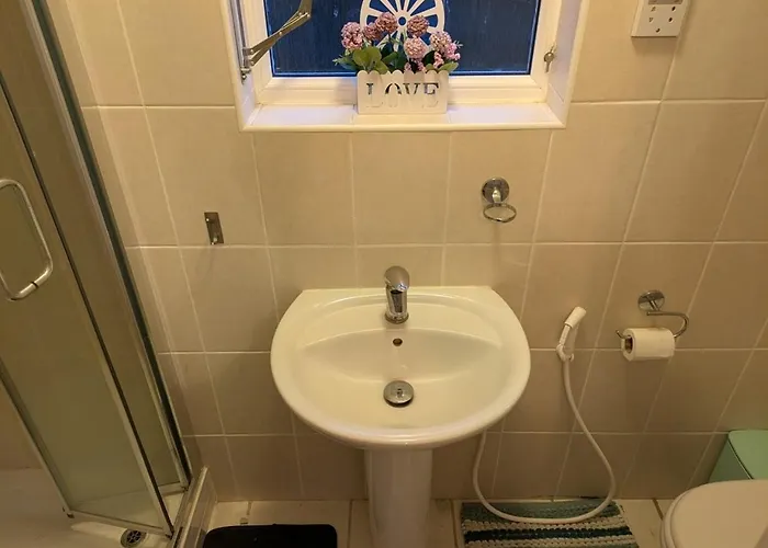 Large Central House Near Heathrow Airport & London With Parking