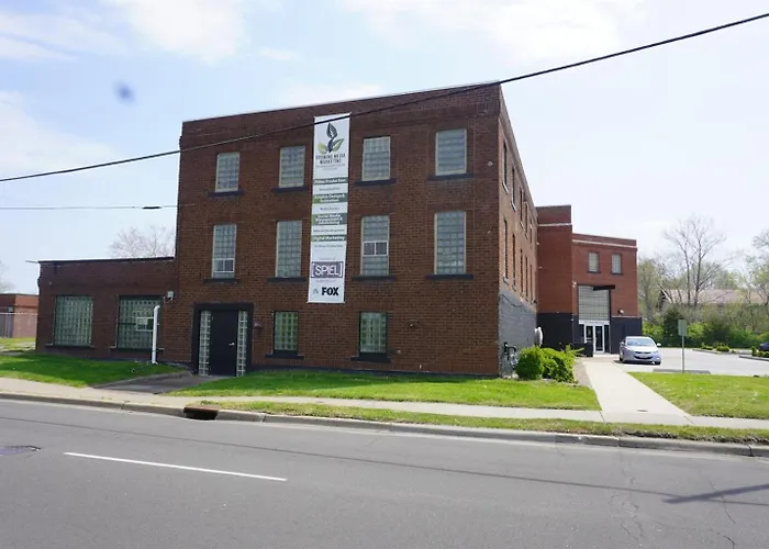 Industrial Loft, Walk To Campus