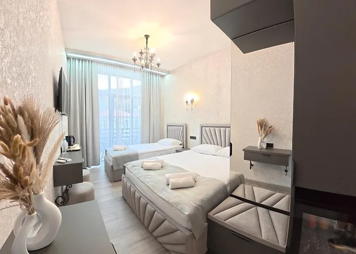 Leader Hotel