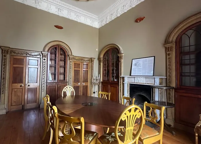 Uppercourt Manor