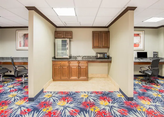 Holiday Inn Express Cleveland Airport - Brook Park By Ihg