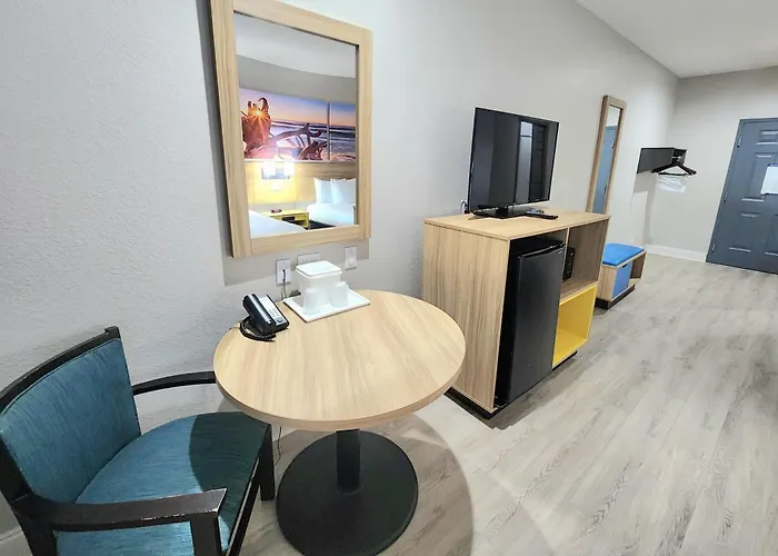 Days Inn & Suites By Wyndham Galveston West/Seawall