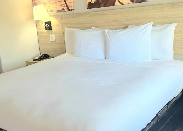 Days Inn & Suites By Wyndham Galveston West/Seawall