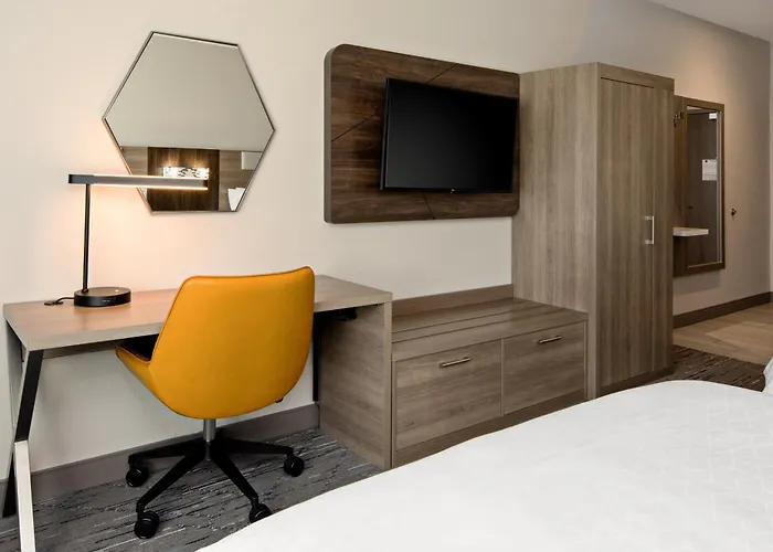 Holiday Inn Express & Suites Palm Desert - Millennium By Ihg