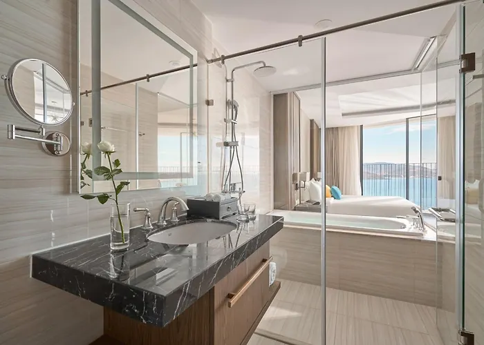 Emerald Wave Suites Seaview