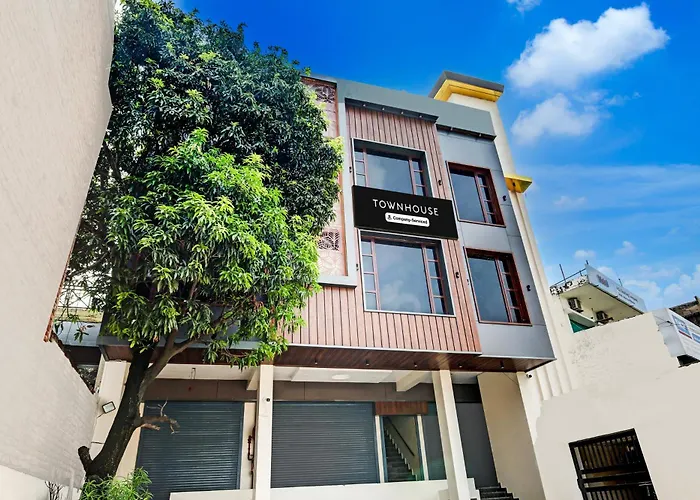 Super Townhouse Dera Bassi