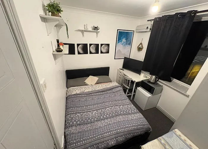 Double Room In A Cozy Shared Apartment, Custom House Harbour Apartments