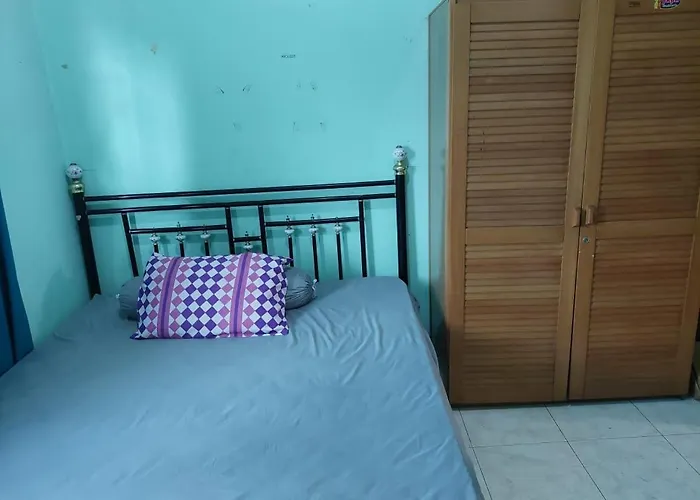 Oyo 95178 Azifa Guest House