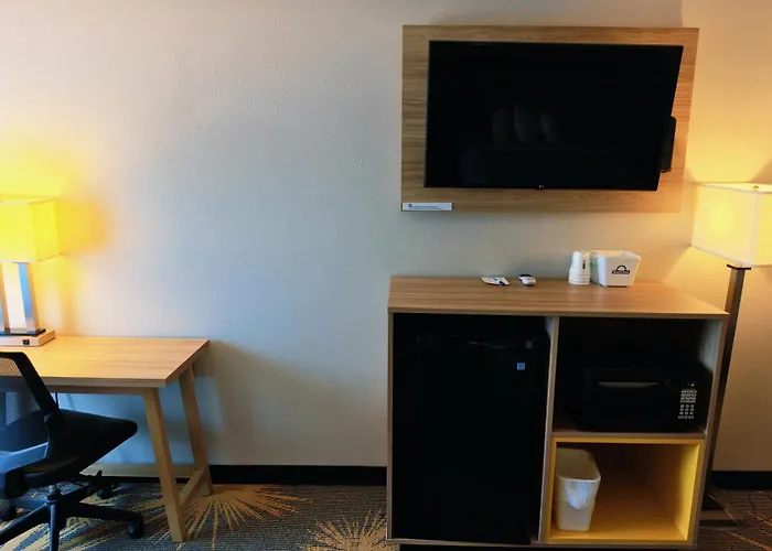 Days Inn By Wyndham Fargo - West Acres