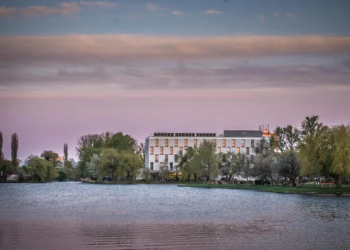 Best Western Plus Lakeside Hotel