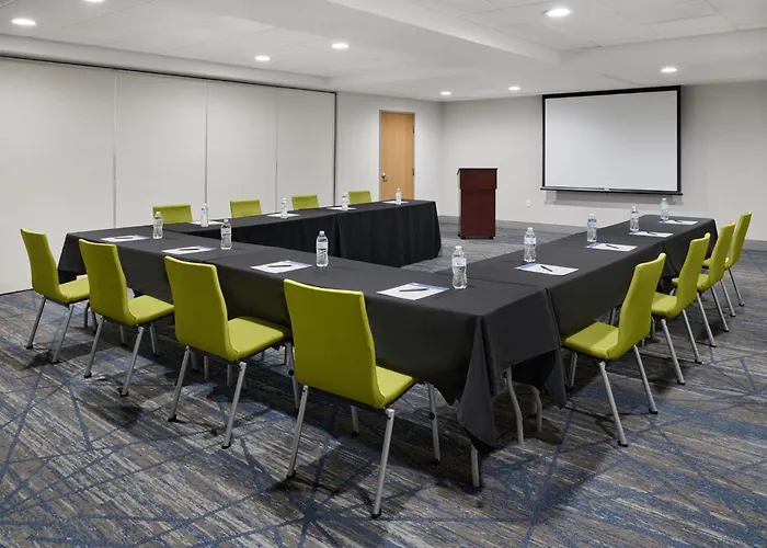 Holiday Inn Express Kansas City - At The Legends! By Ihg