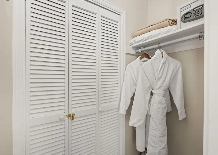 Independence Square 213, Spacious Hotel Room With 2 Queen Beds, Wet Bar, And Sitting Area
