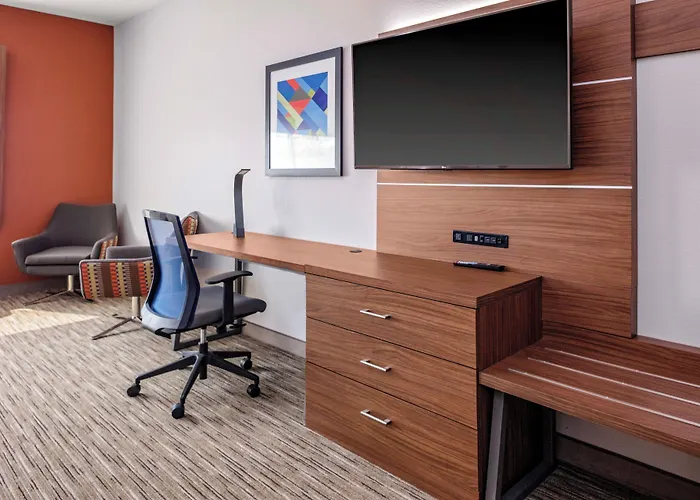 Holiday Inn Express & Suites - Madison By Ihg