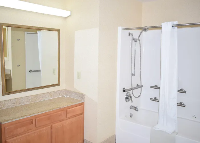Wingate Suites By Wyndham Youngstown - Austintown