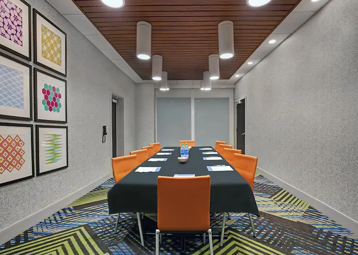 Holiday Inn Express & Suites - Milwaukee - Brookfield By Ihg