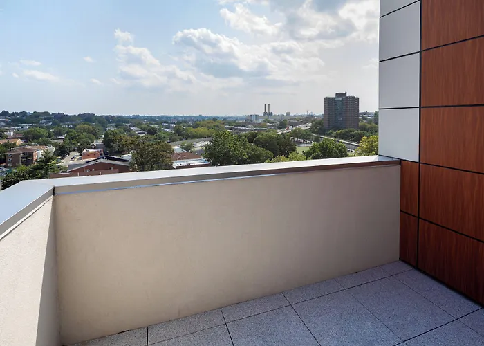 Holiday Inn Express & Suites Woodside Laguardia Airport