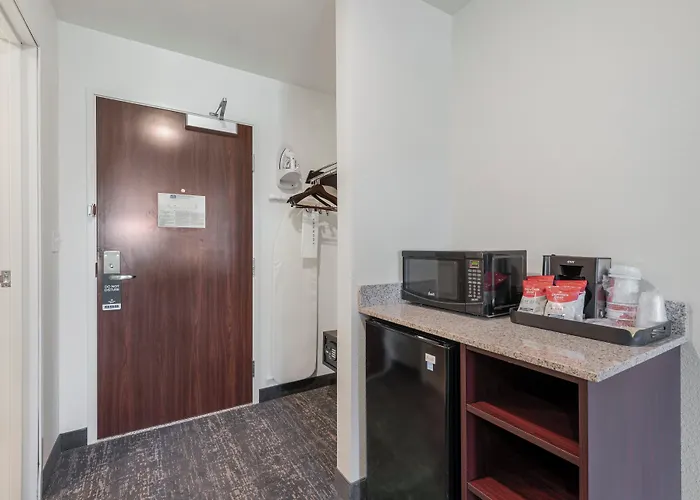 Cobblestone Hotel & Suites - Urbana