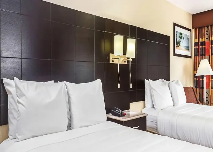 Econo Lodge Inn & Suites