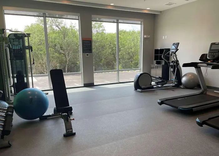 La Quinta Inn & Suites By Wyndham San Antonio Seaworld Lafb