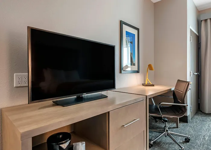 Comfort Inn & Suites Jacksonville - Orange Park Near Naval Air Station