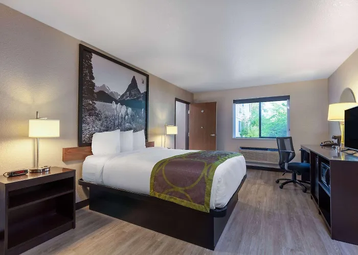 Super 8 By Wyndham St. Regis