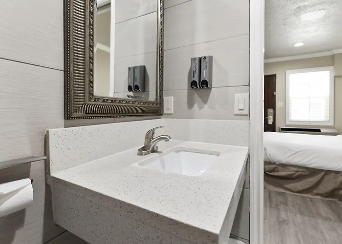 Le Blanc Inn & Suites