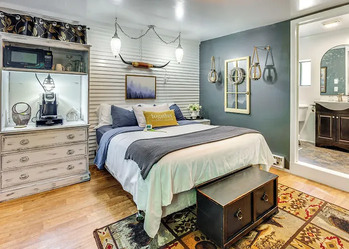 Las Animas Studio W/ Lush Backyard Paradise!