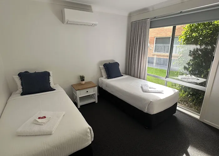 The Oaks Hotel Motel