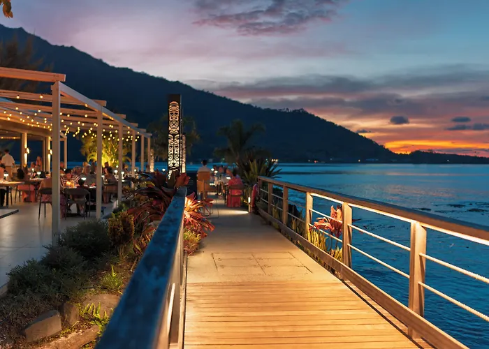 Cook'S Bay Hotel & Suites