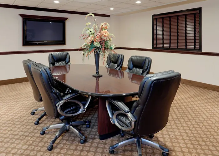 Holiday Inn Express & Suites Mentor - Banquet Center By Ihg