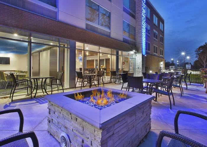 Holiday Inn Express & Suites Grand Rapids Airport North By Ihg