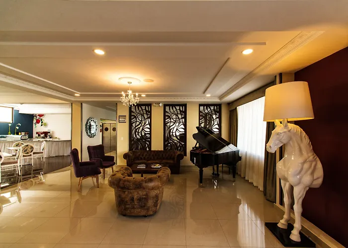 Quindeloma Art Hotel & Gallery