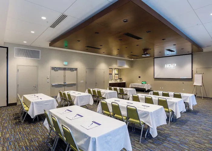 Holiday Inn Express & Suites - Sturbridge By Ihg