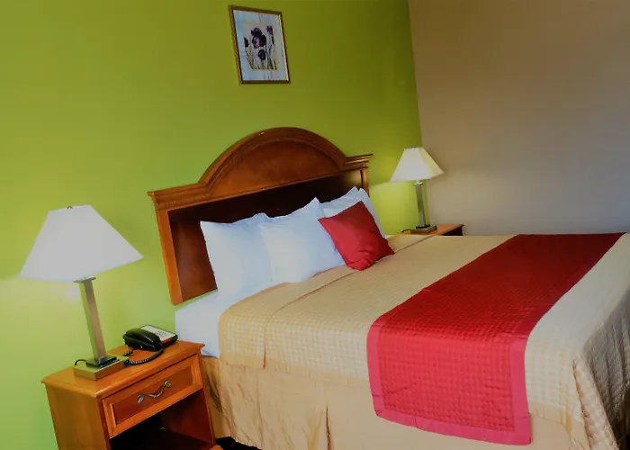 Oak Tree Inn & Suites