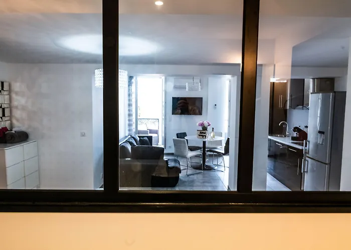 Hôtel Eden Cassis - centre-ville- piscine chauffée, jacuzzi et sauna - parking privé