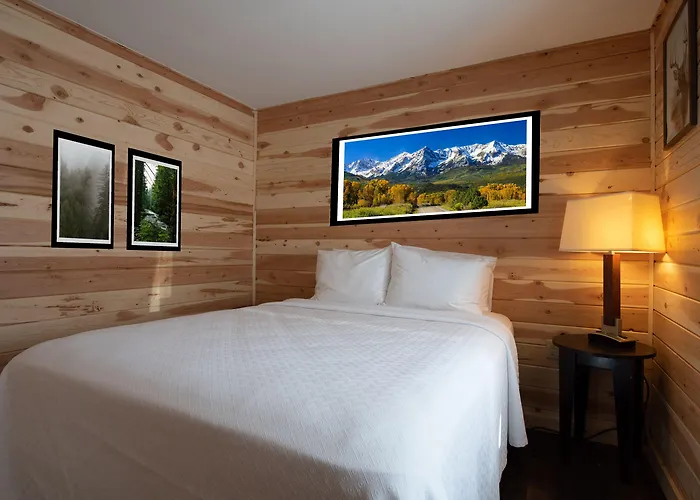Four Seasons Lodge